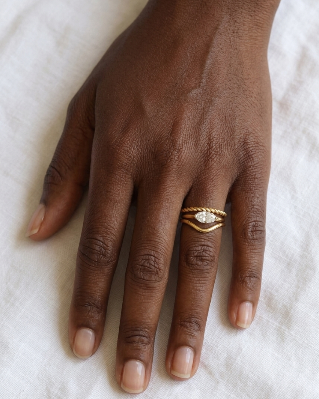 queen - bague portée peau foncé