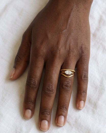 queen - bague portée peau foncé