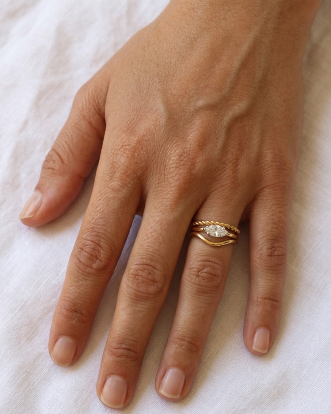 queen - bague portée peau mate