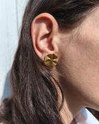 Boucles d'oreilles Rayonnante dorés portées 