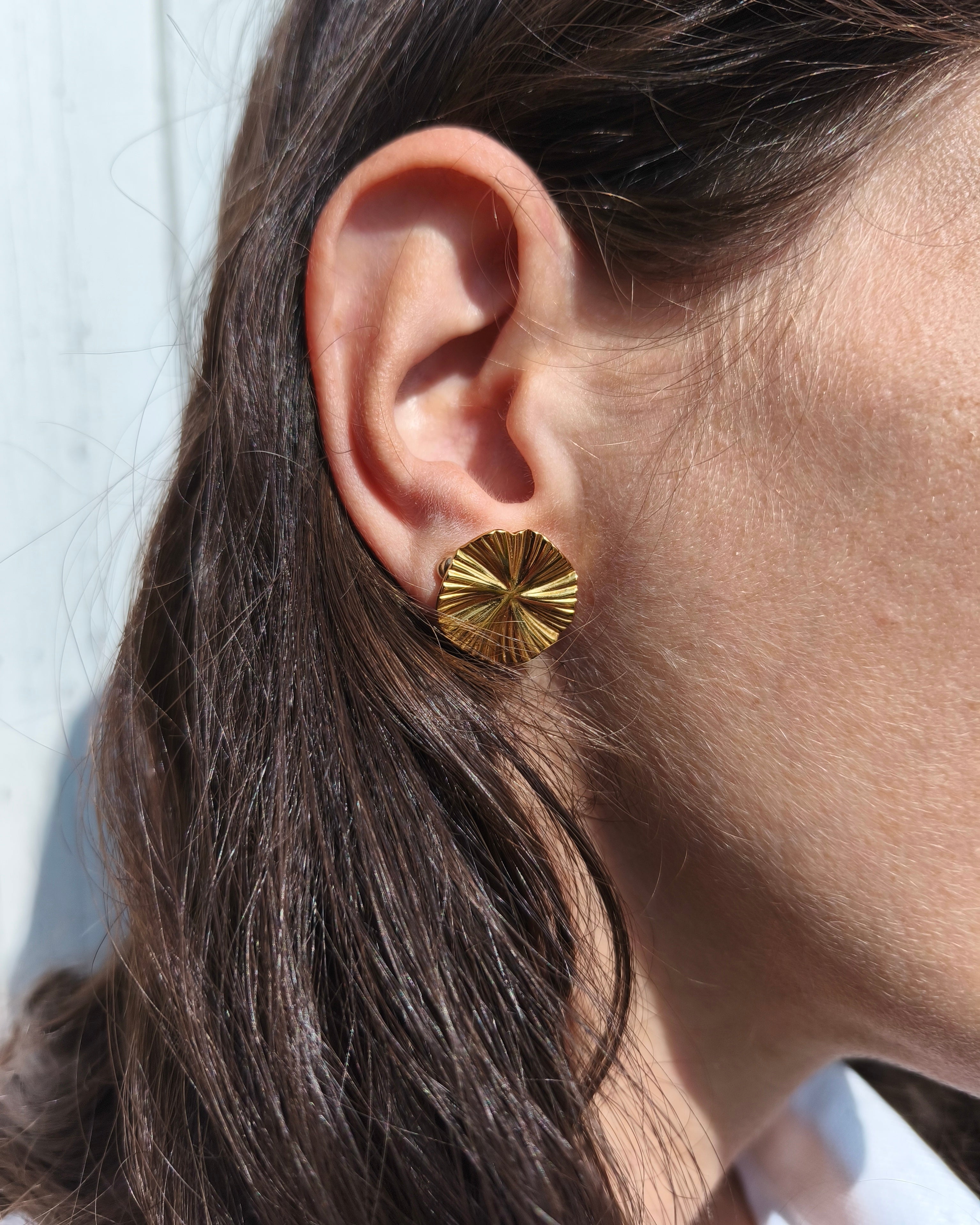 Boucles d'oreilles Rayonnante dorés portées 