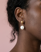Règne - boucles d'oreilles présentation peau foncé