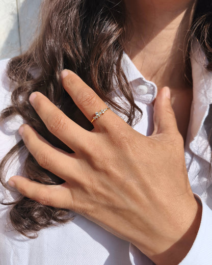 Rêve Bague nuage  de zirconium doré portée 