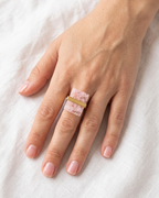 royale - bague portée peau blanche