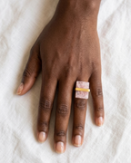 royale - bague portée peau foncée