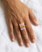 royale - bague portée peau mate