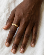 Sortilège - bague présentation peau foncé