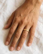 Sortilège - bague présentation peau mate