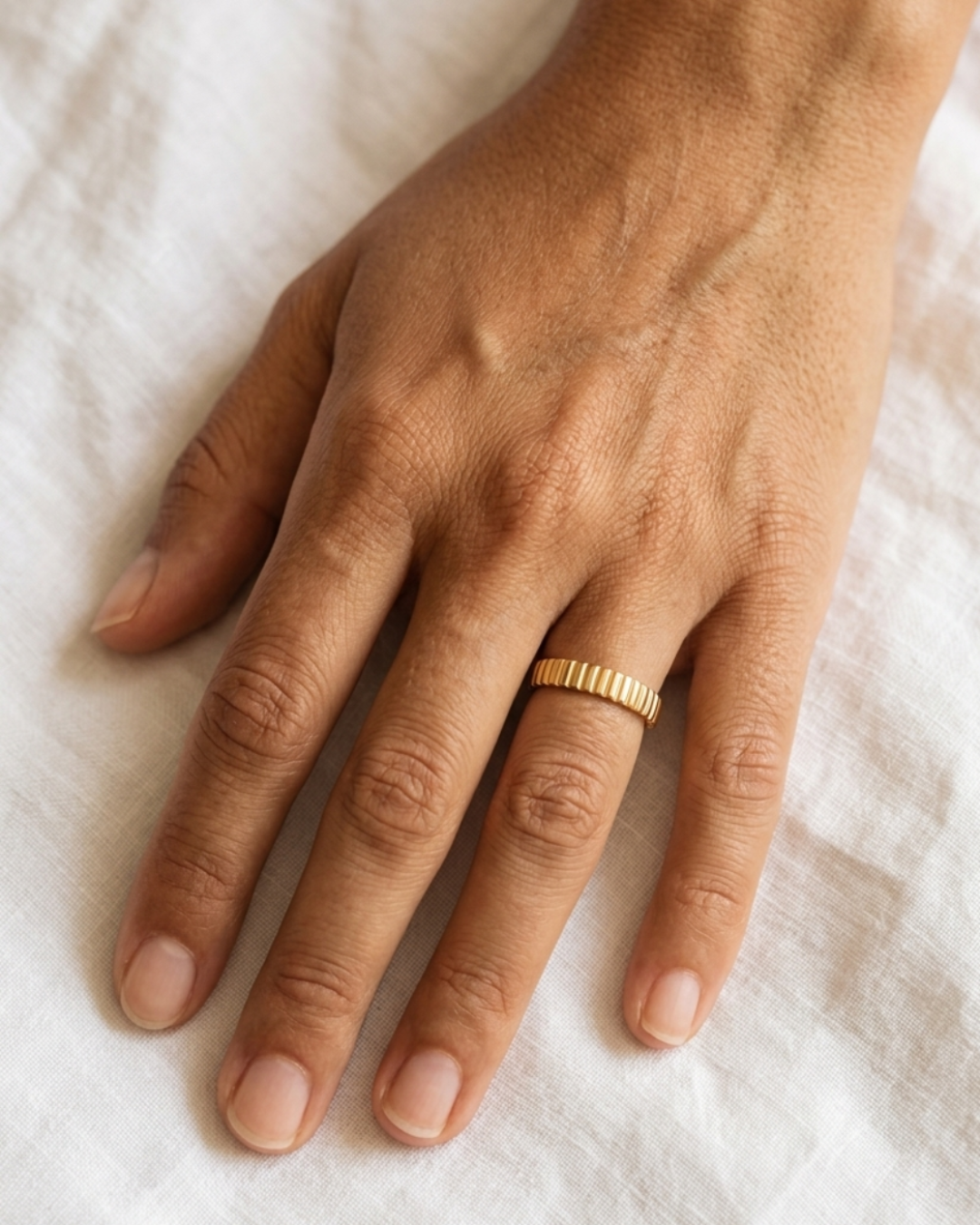 Sortilège - bague présentation peau mate