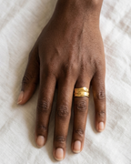 wonde - bague portée peau foncé